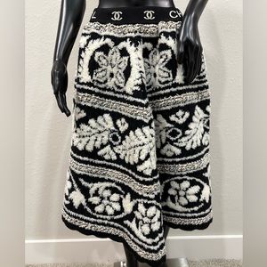 CHANEL Skirt-Beautifully Embroidered